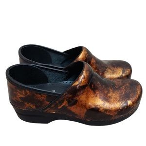 Dansko brown rust colored nursing clog (40) 9.5/10